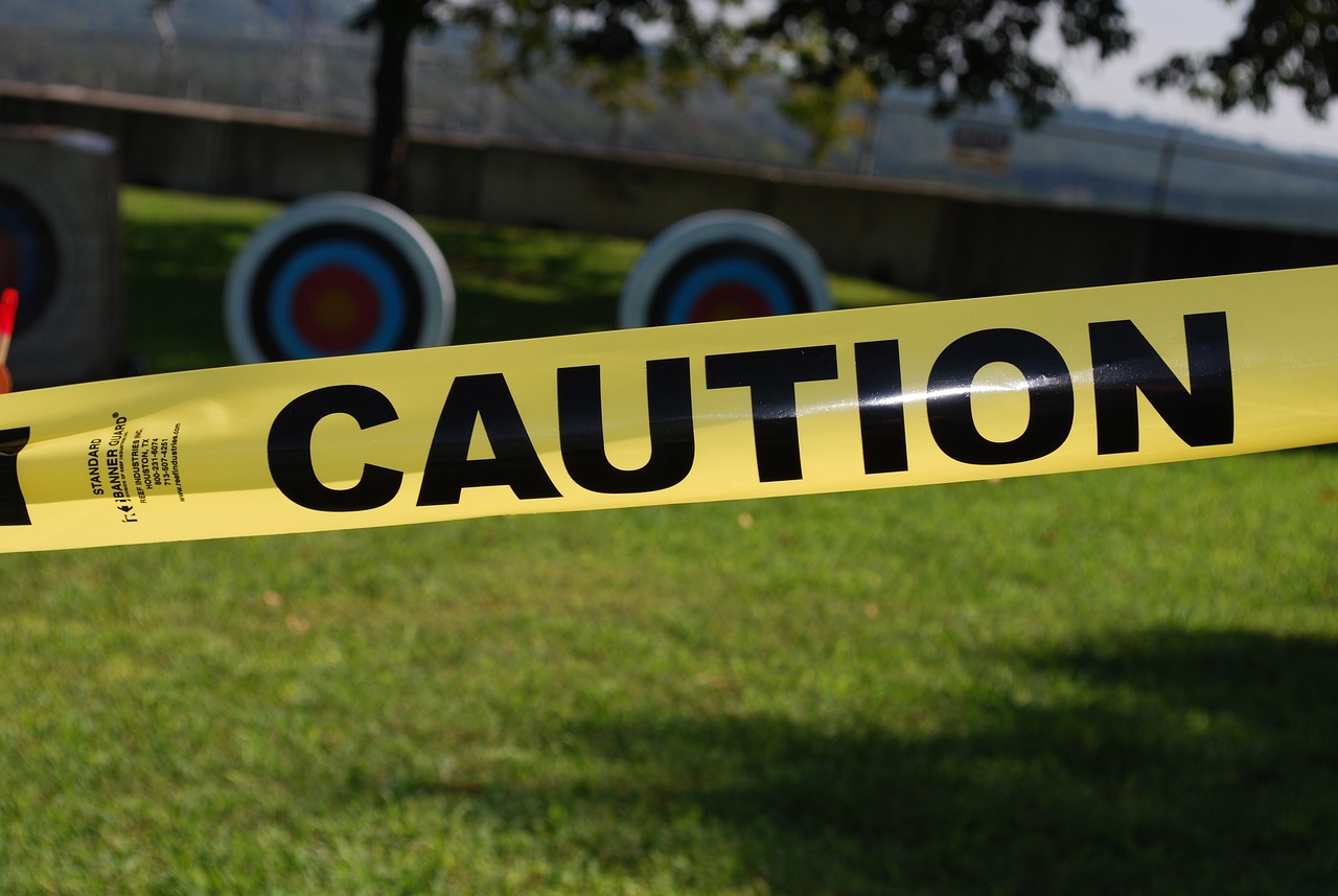 caution 454360 1280 - Geld anlegen für Einsteiger